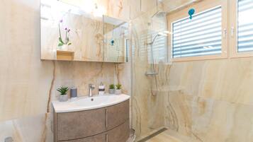 Rumah Keluarga, beberapa kamar, 2 kamar mandi, tepi gunung (Panorama Seaview Kolomban) | Kamar mandi | Shower, pengering rambut, kloset, dan handuk