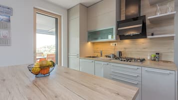 Fridge, oven, stovetop, dishwasher