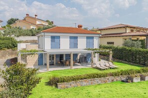 Casa familiar, varias habitaciones, 2 baños, junto a la montaña (Panorama Seaview Kolomban) | Exterior