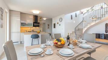 Family House, Multiple Bedrooms, 2 Bathrooms, Mountainside (Panorama Seaview Kolomban) | Dining