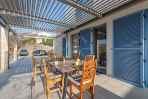 Casa familiare, camere multiple, 2 bagni, lato montagna (Panorama Seaview Kolomban) | Ristorazione all'aperto