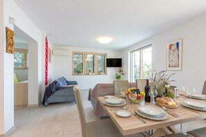 Casa familiare, camere multiple, 2 bagni, lato montagna (Panorama Seaview Kolomban) | Pasti