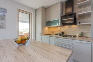 Nhà dành cho gia đình, nhiều phòng ngủ, 2 phòng tắm, cạnh núi (Panorama Seaview Kolomban) | Bếp riêng | Tủ lạnh, lò nướng, bếp nấu, máy rửa bát 