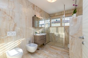Casa familiare, camere multiple, 2 bagni, lato montagna (Panorama Seaview Kolomban) | Bagno | Doccia, asciugacapelli, bidet, asciugamani
