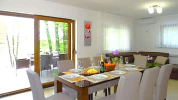 Casa familiar, varias habitaciones (House Kolpa Paradise Whirlpool And) | Restaurantes