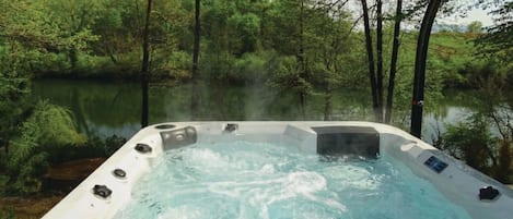 บ้านพักสำหรับครอบครัว, หลายห้องนอน (House Kolpa Paradise Whirlpool And) | อ่างสปากลางแจ้ง