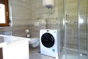 Family House, Multiple Bedrooms (House Kolpa Paradise Whirlpool And) | Bathroom | Shower, towels, soap, shampoo - House Kolpa Paradise Whirlpool And Sauna (Metlika)