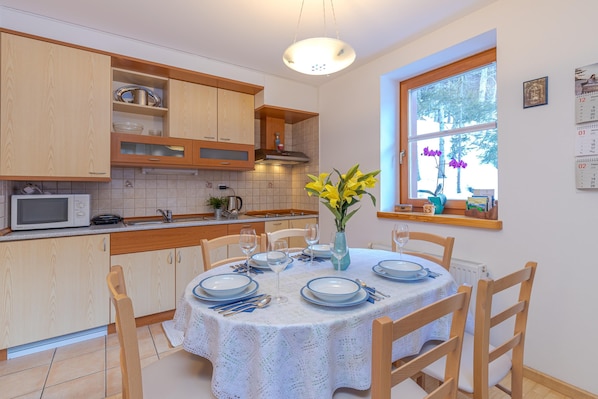 Familienhaus, 2 Schlafzimmer, Balkon, Bergseite (Alpine Retreat Gaja Kranjska Gora) | Eigene Küche