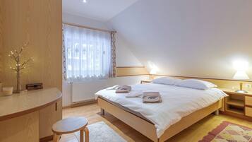 2 makuuhuonetta, kannettavalle tietokoneelle sopiva työtila