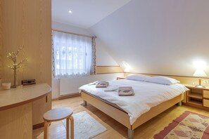 2 makuuhuonetta, kannettavalle tietokoneelle sopiva työtila