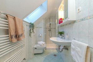 家庭獨棟房屋, 多間臥室, 山間 (Alpine Retreat Gaja Kranjska Gora) | 浴室 | 淋浴設備、吹風機、毛巾、肥皂