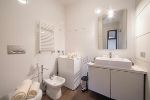 Honeymoon Studio, Lake View, Mountainside (Suite on The Lake) | Bathroom | Shower, hair dryer, bidet, towels