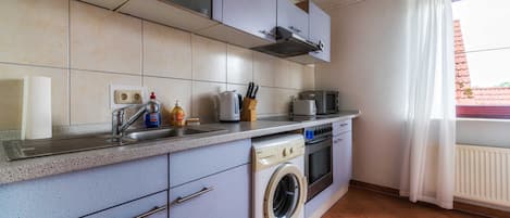 Een koelkast, een magnetron, een oven, een kinderstoel