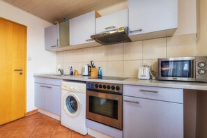 Kühlschrank, Mikrowelle, Ofen, Hochstuhl