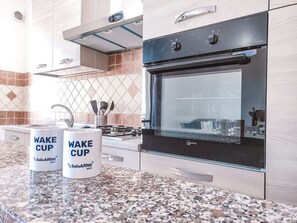 Frigorífico, horno, placa de cocina y cafetera o tetera