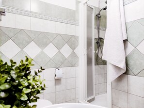 Badewanne, Haartrockner, Handtücher