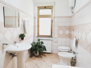Baignoire, sèche-cheveux, serviettes fournies