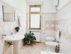 Badewanne, Haartrockner, Handtücher, Shampoo