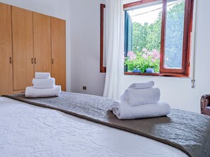 2 bedrooms, iron/ironing board, free WiFi, bed sheets