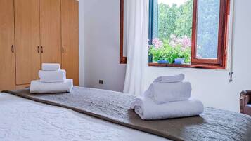 2 bedrooms, iron/ironing board, free WiFi, bed sheets