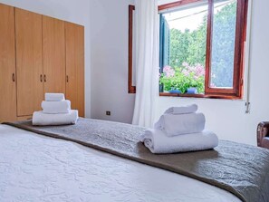 2 slaapkamers, een strijkplank/strijkijzer, gratis wifi, beddengoed