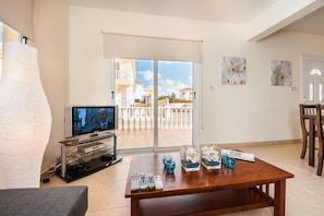 テレビ、卓球台