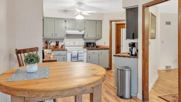 Townhouse, 3 kamar tidur | Dapur pribadi | Lemari es, microwave, oven, dan mesin pencuci piring