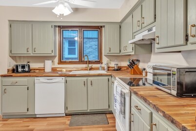 Amazing Hideaway - Short Walk To Hoyt Park! 3 Bedroom Townhouse by Redawning