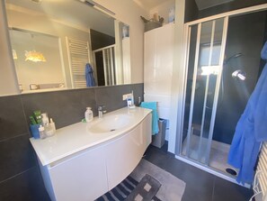 Dusche, Haartrockner, Bidet, Handtücher