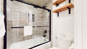 Condo, 1 quarto | Banheiro | Toalhas de banho, shampoo