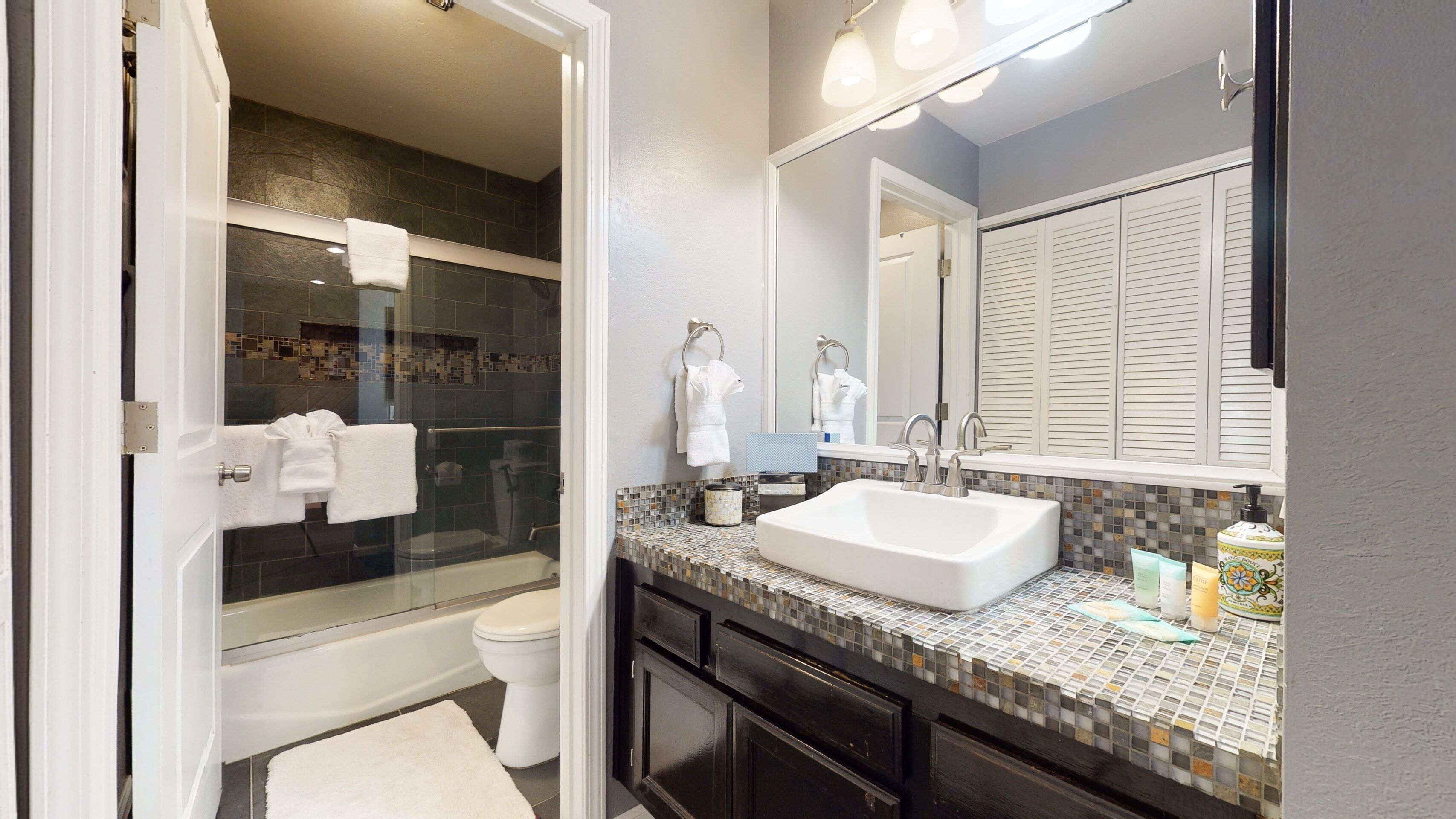 Appart'hôtel, 1 chambre | Salle de bain | Ensemble douche/baignoire, serviettes fournies, shampoing
