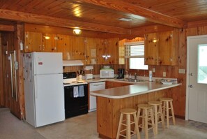 Maison, 3 chambres | Cuisine privée | Réfrigérateur, four à micro-ondes, un four, surface de cuisson