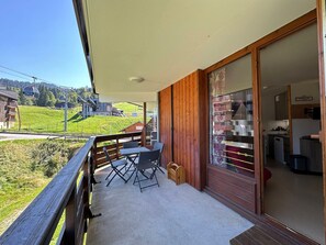 Outdoor dining - Apartment for 6 people with balcony near children's playground (Morillon 1100)