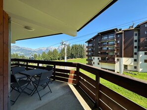 Outdoor dining - Apartment for 6 people with balcony near children's playground (Morillon 1100)