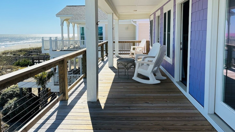 Nothin But Nett 5 Bedroom Home by RedAwning