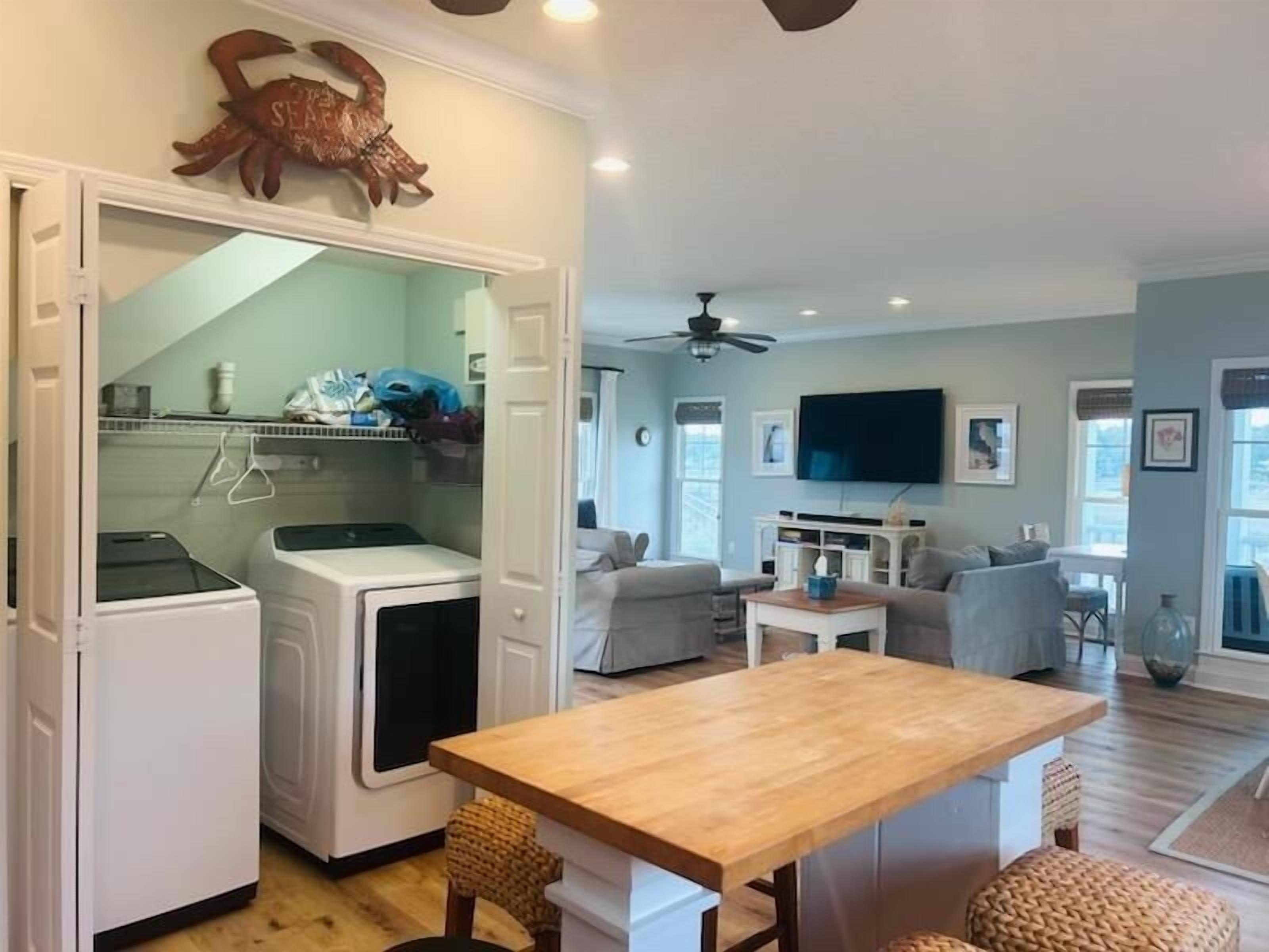 Un espacio habitable compacto con cocina, una mesa de comedor y una zona de estar con televisor.