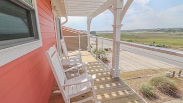 House, 5 Bedrooms | Balcony