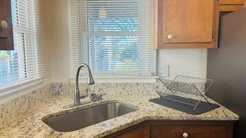 House, 2 Bedrooms | Private kitchen | Fridge, oven, stovetop, coffee/tea maker