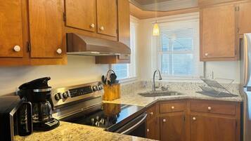 House, 2 Bedrooms | Private kitchen | Fridge, oven, stovetop, coffee/tea maker