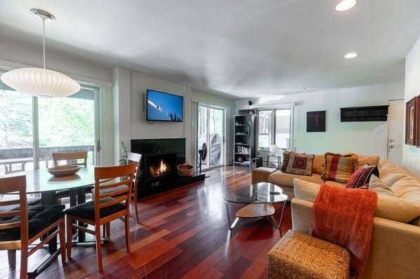 Condo, 2 chambres | Intérieur