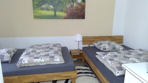 4 dormitorios, tabla de planchar con plancha, cuna de viaje