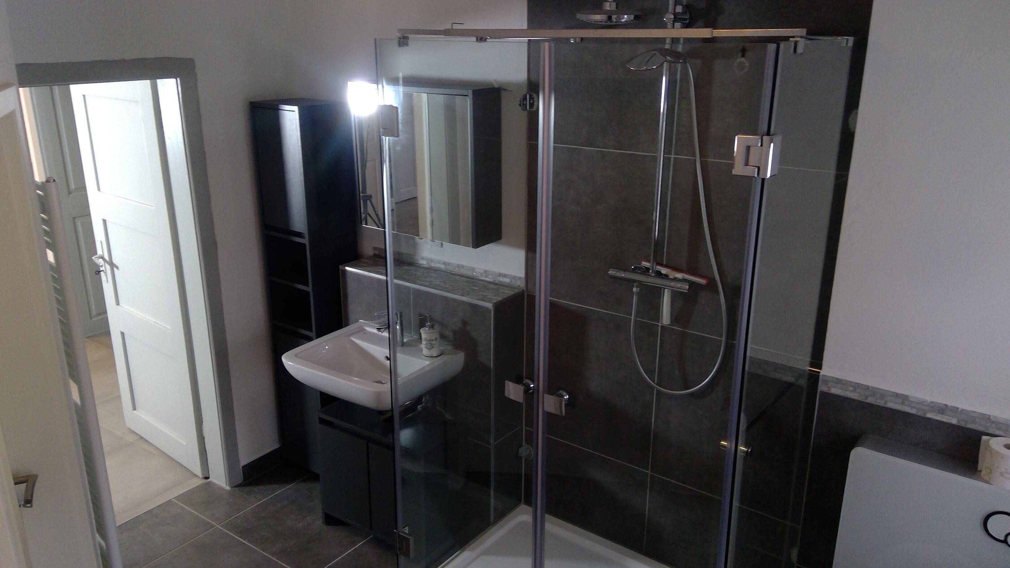 Badewanne, Haartrockner, Handtücher, Toilettenpapier