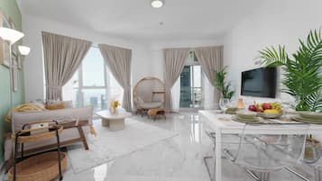 Leilighet – comfort | Oppholdsområde | En 32-tommers Flatskjerm-TV med kabel-kanaler samt TV