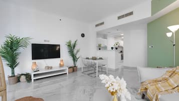 Comfort-Apartment | Wohnbereich | 32-Zoll-Flachbildfernseher mit Kabelempfang, Fernseher
