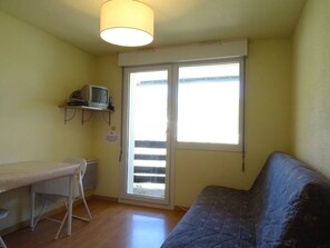 TV - Arette: 4-person apt. at the slope base with balcony, parking, elevator (Arette)