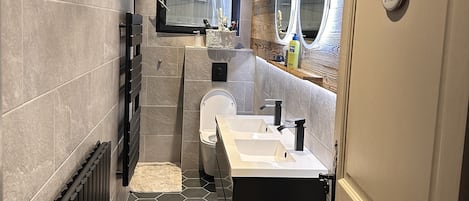 Ensemble baignoire-douche, séchoir à cheveux, serviettes fournies