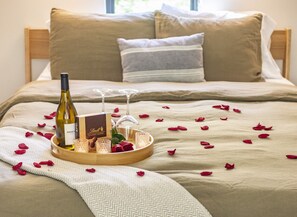 2 slaapkamers, een bureau, een strijkplank/strijkijzer, gratis wifi