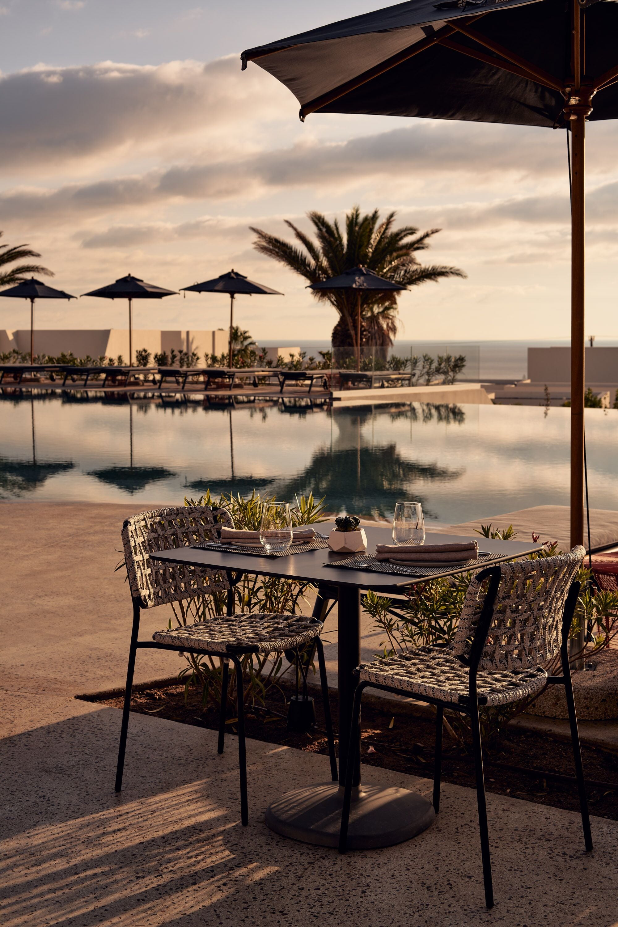 2 restaurants; breakfast, lunch and dinner served 