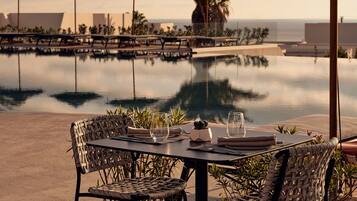 2 restaurants; breakfast, lunch and dinner served