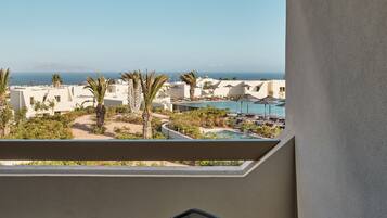 Ein Balkon mit Blick auf einen Pool und Hotelgebäude.